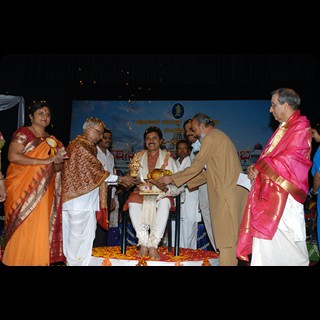 Karnataka kalaSri Award
Shridhar receiving Karnataka Kalasri Award - from (left to Right) Vid.R.K.Srikantan, Sri.Manu Baligar - Dir Kannada & Culture, Pandit Rajasekhar Mansur, Mahamahopadhyaya R.Satyanarayana